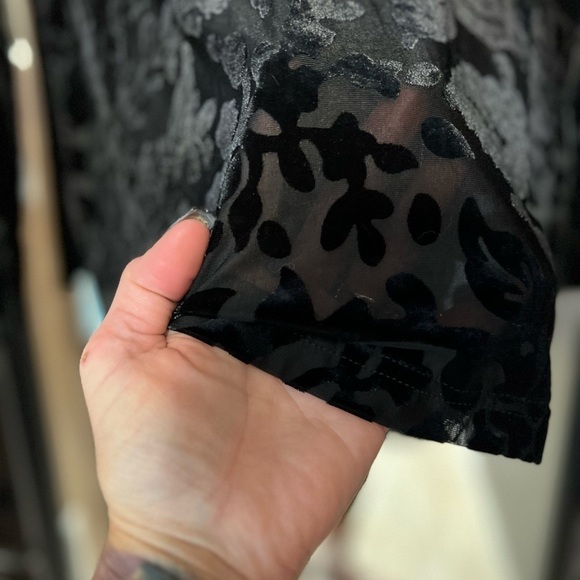 🖤🖤EUC- BLACK FLORAL LIGHT SHEER VERY PRETTY SHIRT🖤🖤 SZ M - Picture 3 of 5